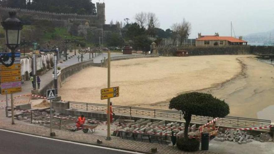 Obras de construcción de una de las rampas del paseo, a la altura de la playa de A Ribeira.  // FdV