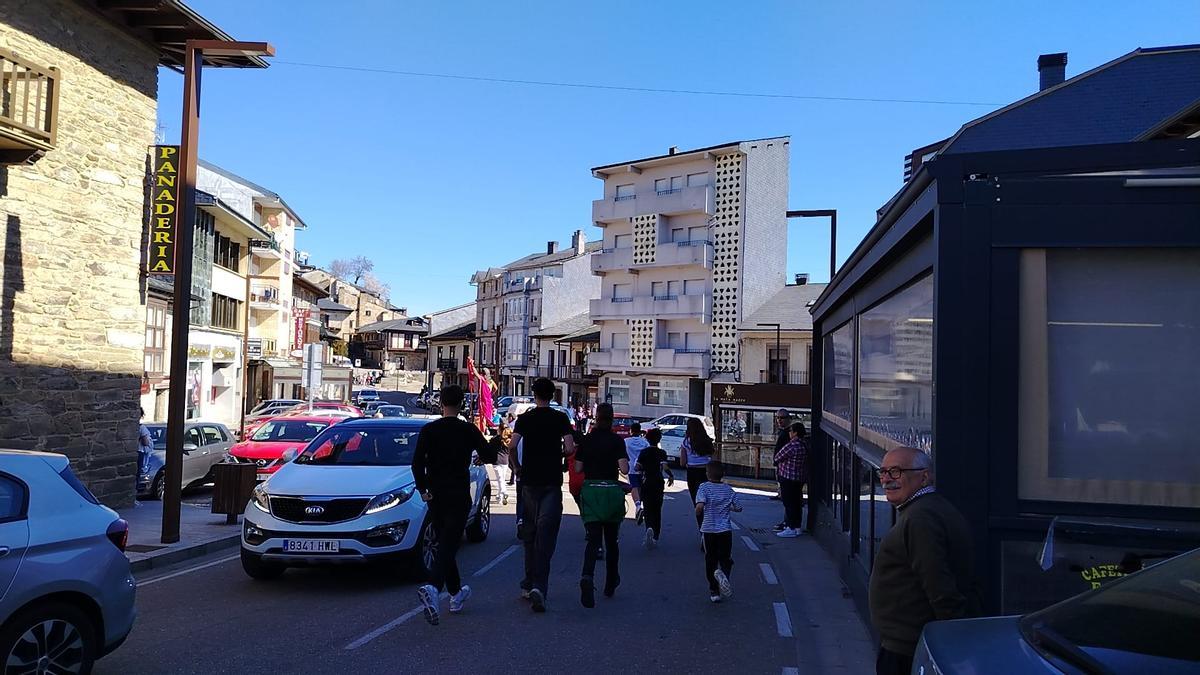GALERÍA | El Cristo Resucitado "Pincha Tajadas", a la carrera por Puebla de Sanabria