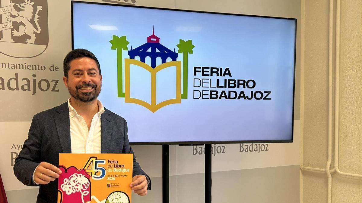 José Antonio Casablanca. Detrás, el nuevo logotipo de la Feria del Libro de Badajoz.