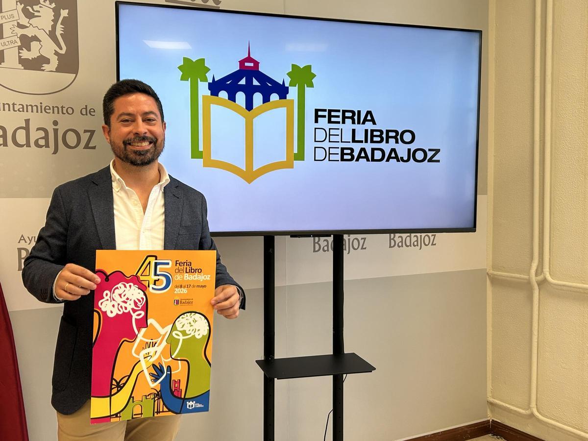 José Antonio Casablanca. Detrás, el nuevo logotipo de la Feria del Libro de Badajoz.