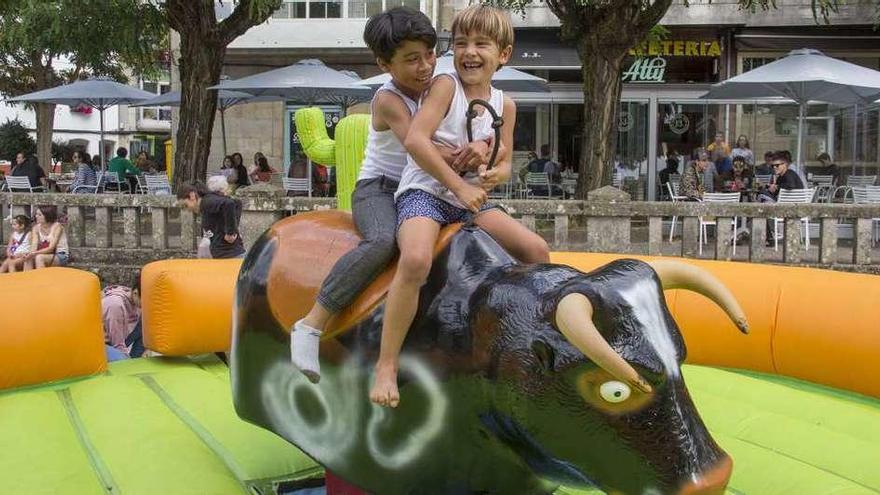 El toro mecánico llega a Lalín. Xoga Lalín tuvo ayer como escenario la calle Matemático Rodríguez, delante de la estatua de Loriga. Las actividades para los más pequeños que se llevaron a cabo fueron el toro mecánico, hinclables para niños y adultos y la fiesta de la espuma de colores. Hoy tendrán lugar las mismas actividades con una nueva sesión de fiesta de espuma. Este mes de julio terminará con eventos como una área multijuego, pista multideporte y maquillaje de fantasía.  Bernabé / Ana Agra