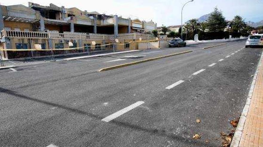 Una imagen del bloque de la urbanización Puerta de Hierro de La Nucía, sin vigilancia.