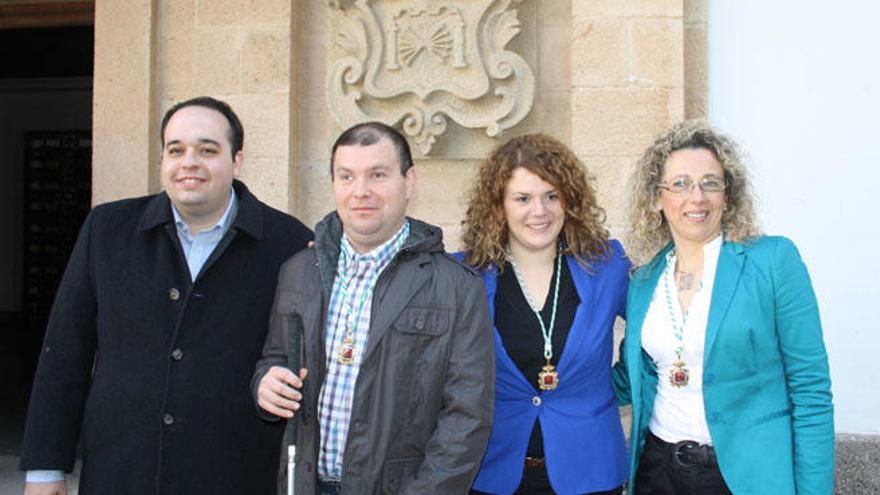 La futura alcaldesa de Ronda, Teresa Valdenebro (centro).