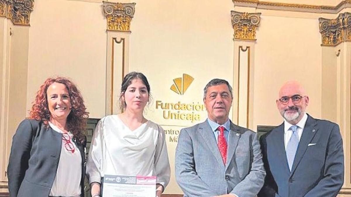 Montes, junto a autoridades universitarias, tras recibir el premio.
