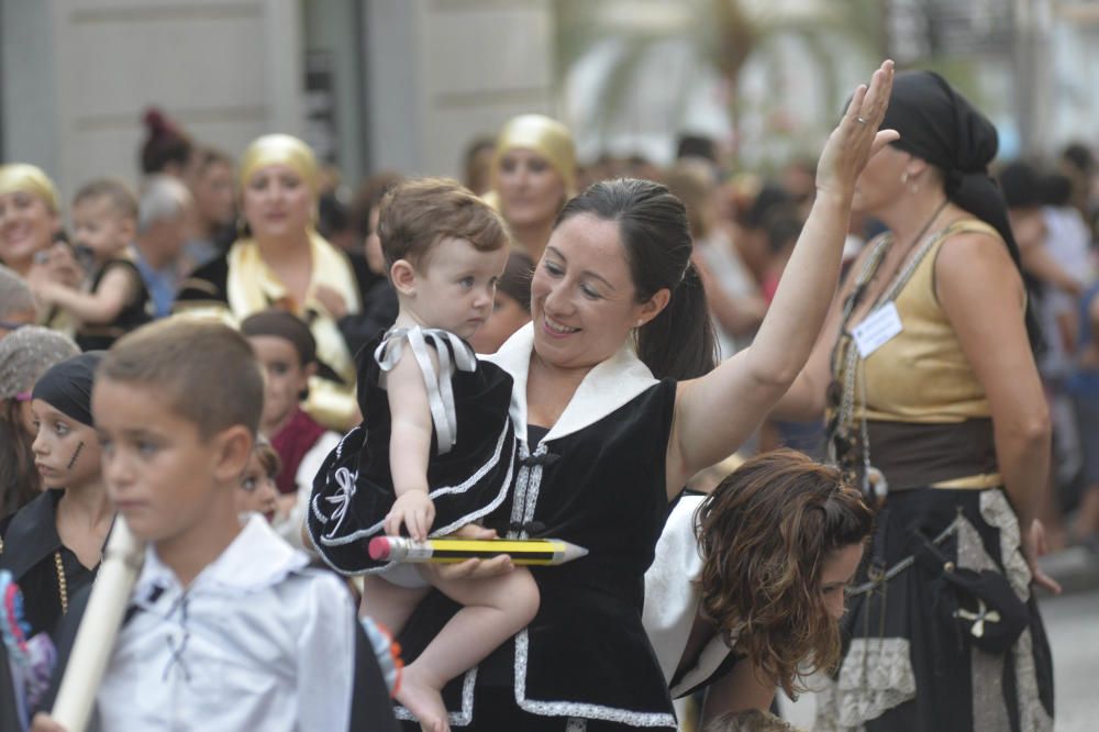 Los Moros y Cristianos reúnen a 350 niños en un desfile por las calles de Elche y la Gestora de Festejos Populares celebra una fiesta infantil en el Paseo de la Estación