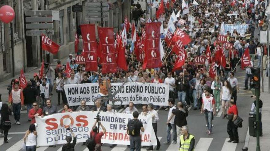 Manifestación contra los recortes del Gobierno central en sanidad celebrada ayer en Santiago. / xoán álvarez