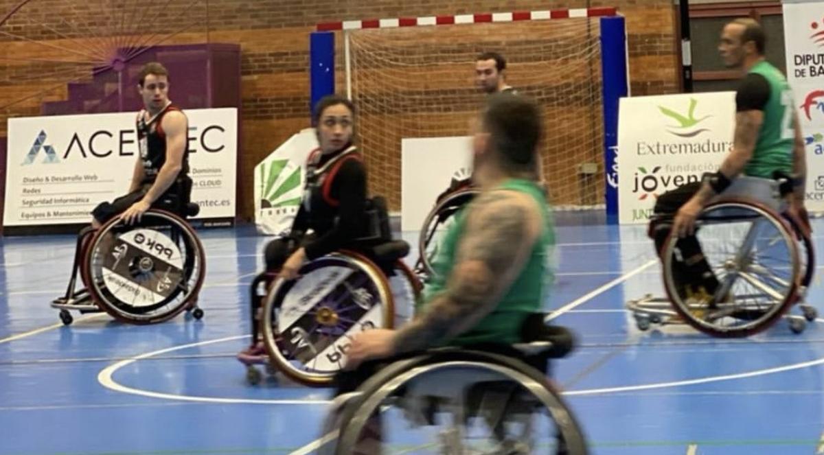 Jugadores del MIDEBA y del BBK Bilbao durante el partido de la primera vuelta