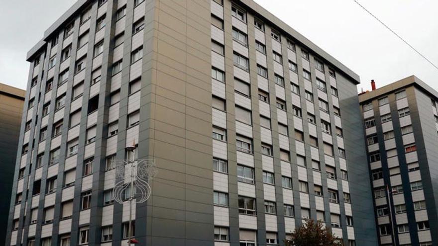 El edificio donde residía el matrimonio que abusó de las mujeres