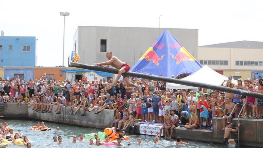 Las fiestas patronales finalizan con las tradicionales cucañas marítimas