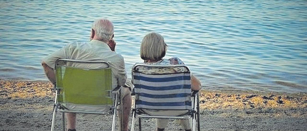 Dos jubilados descansan en una playa