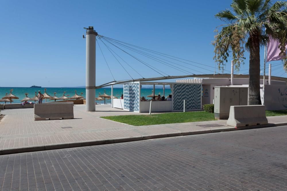 Colocación de barreras en la Platja de Palma