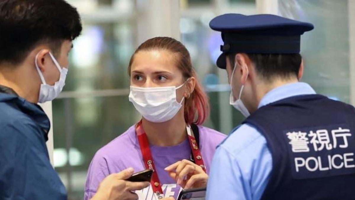 Krystsina Tsimanouskaya, en el aeropuerto de Tokio.