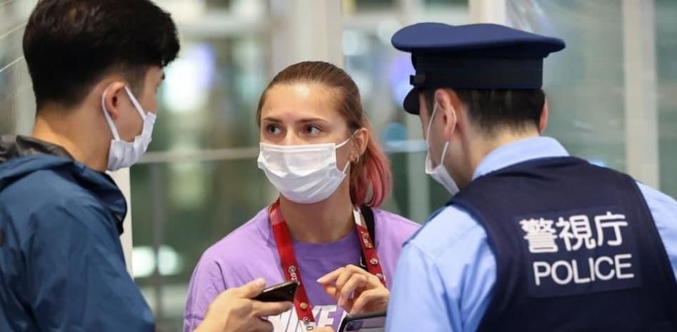 Krystsina Tsimanouskaya, en el aeropuerto de Tokio.