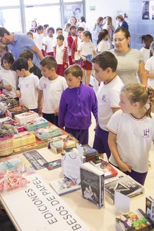 FUERTEVENTURA - FERIA DEL LIBRO FUERTEVENTURA 2018 - EN AL FOTO ALUMNOS DEL COLEGIO LA HUBARA DE PUERTO DEL ROSARIO - 18-05-18  | 18/05/2018 | Fotógrafo: Gabriel Fuselli