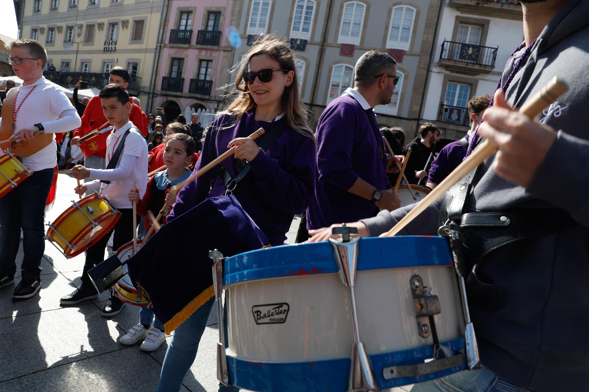 EN IMÁGENES: La tamborrada del Viernes Santo en Avilés