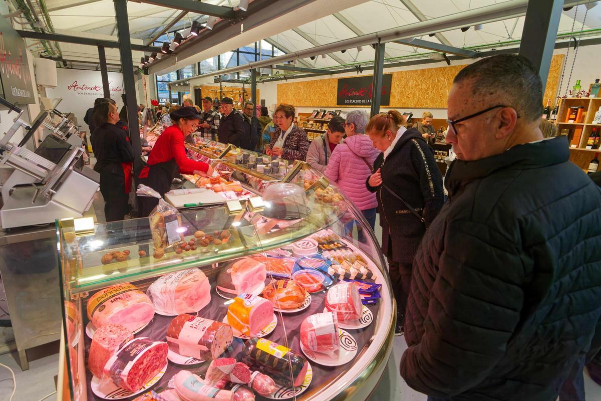 El mercado provisional, luminoso y con 42 paradas, aprueba 'con nota'