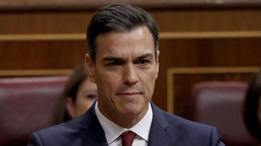 Sánchez pregunta a Casado qué debe a Cospedal para no acabar con la corrupción en el PP