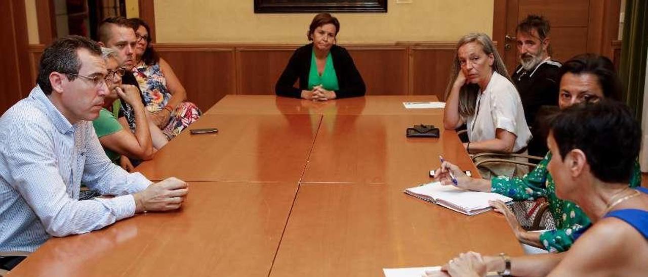 Moriyón, en el centro, preside la reunión de los vecinos de Cimadevilla con técnicos del Ayuntamiento.