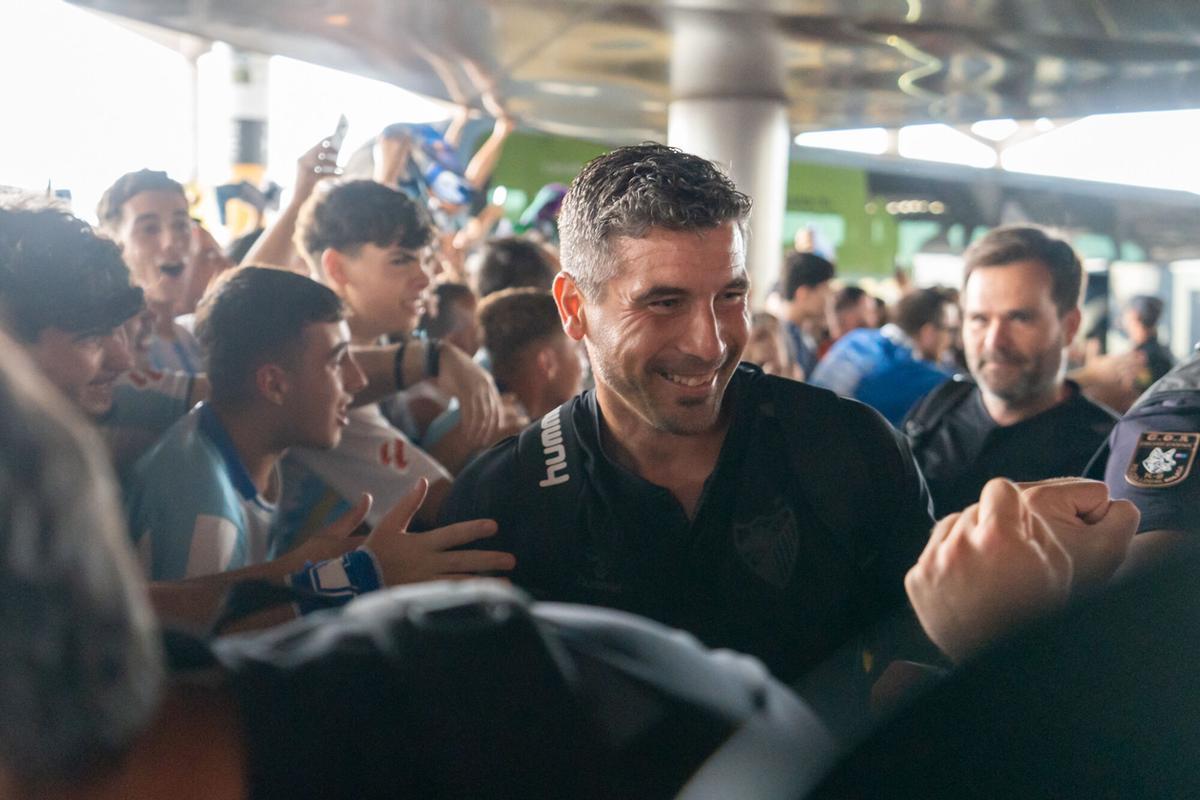 Despedida al Málaga CF en el aeropuerto antes de enfrentarse a la UD Las Palmas en el primer partido del play off de ascenso a la Primera División Despedida al Málaga CF en el aeropuerto antes de enfrentarse a la UD Las Palmas en el primer partido del play off de ascenso a la Primera División