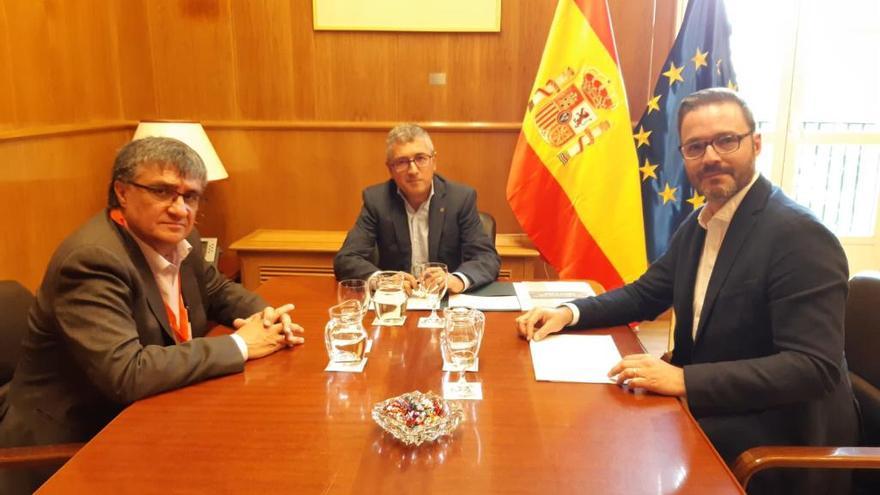 Jose Hila y RamÃ³n PerpinyÃ  con el secretario de Estado de Medio Ambiente, Hugo MorÃ¡n.