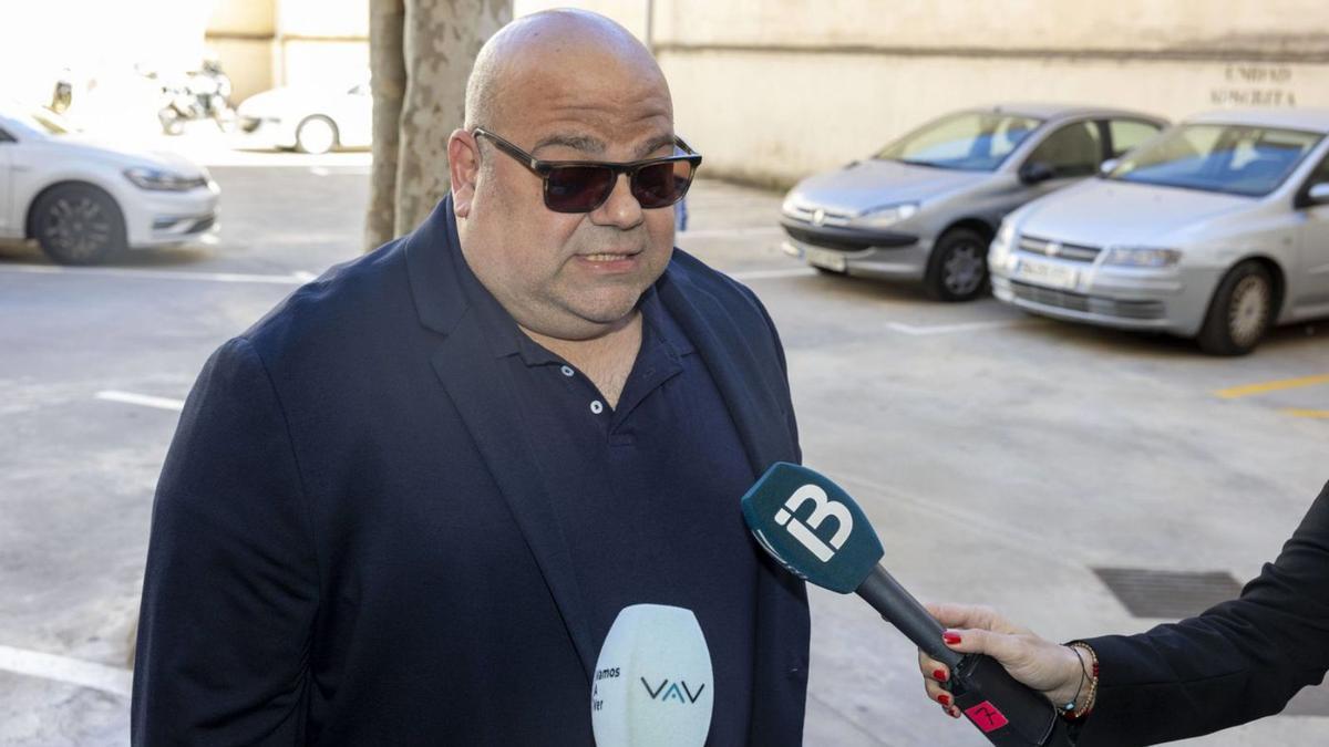 Antolín García, el abogado de la acusada, en los juzgados de Vía Alemania. | GUILLEM BOSCH