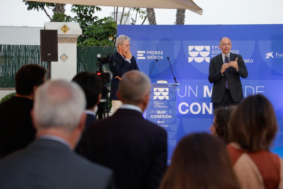 De izquierda a derecha, Martí Saballs, director de Información Económica de Prensa Ibérica, y Enrico Letta, ex primer ministro de Italia, durante el cóctel de bienvenida del II Foro Económico y Social del Mediterráneo.