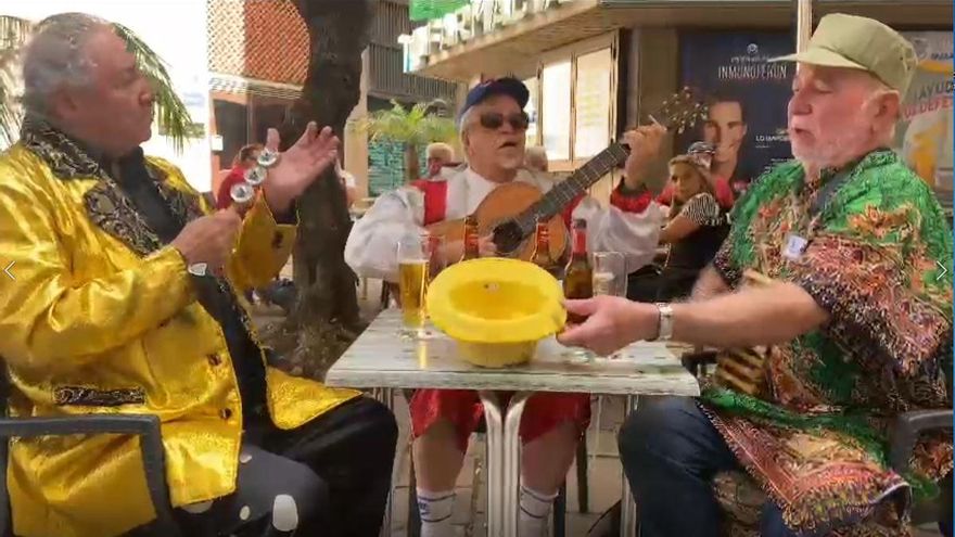 Incondicionales de la fiesta celebran el Martes de Carnaval a la espera de junio