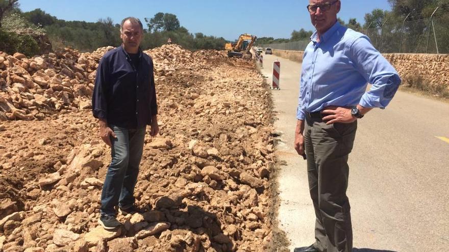 El concejal de Urbanismo, Jaume Tomàs, con el alcalde Bernadí Vives junto a las obras.