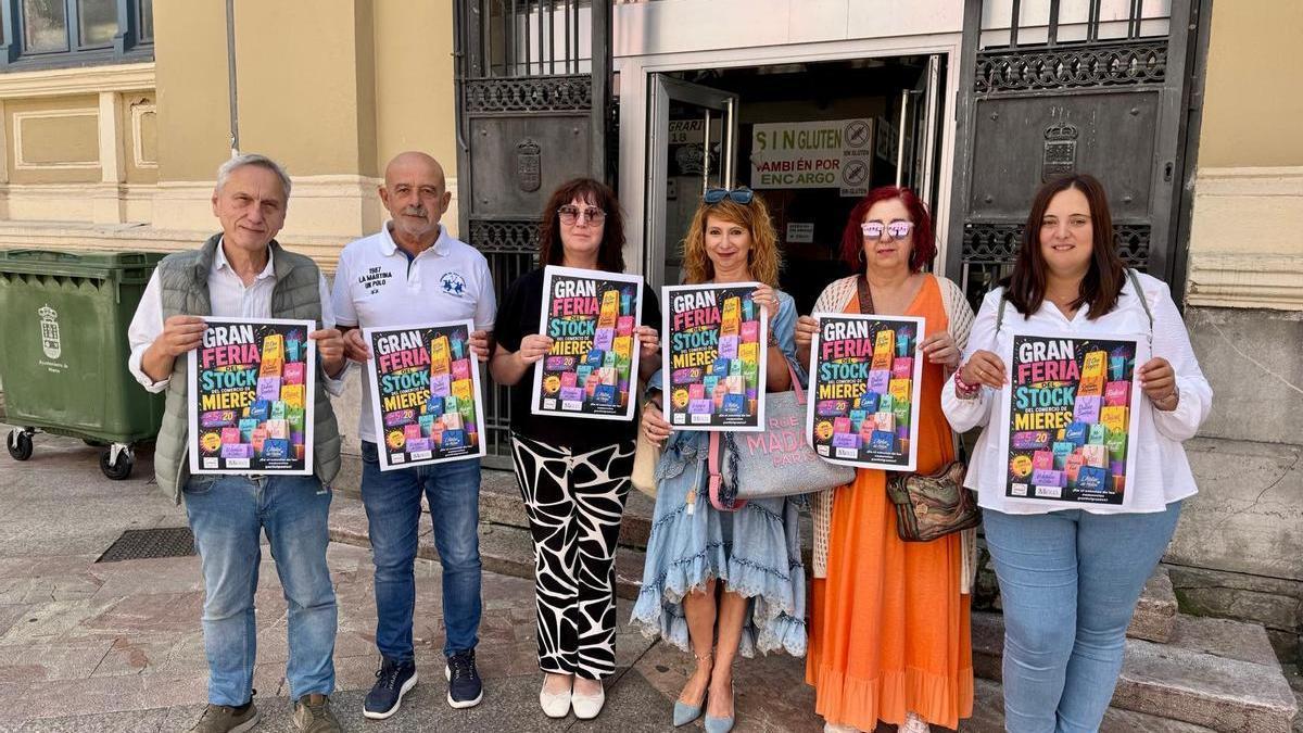 Miembros de la asociación "Ye Mieres" presentando la "Gran feria de stock del comercio de Mieres".