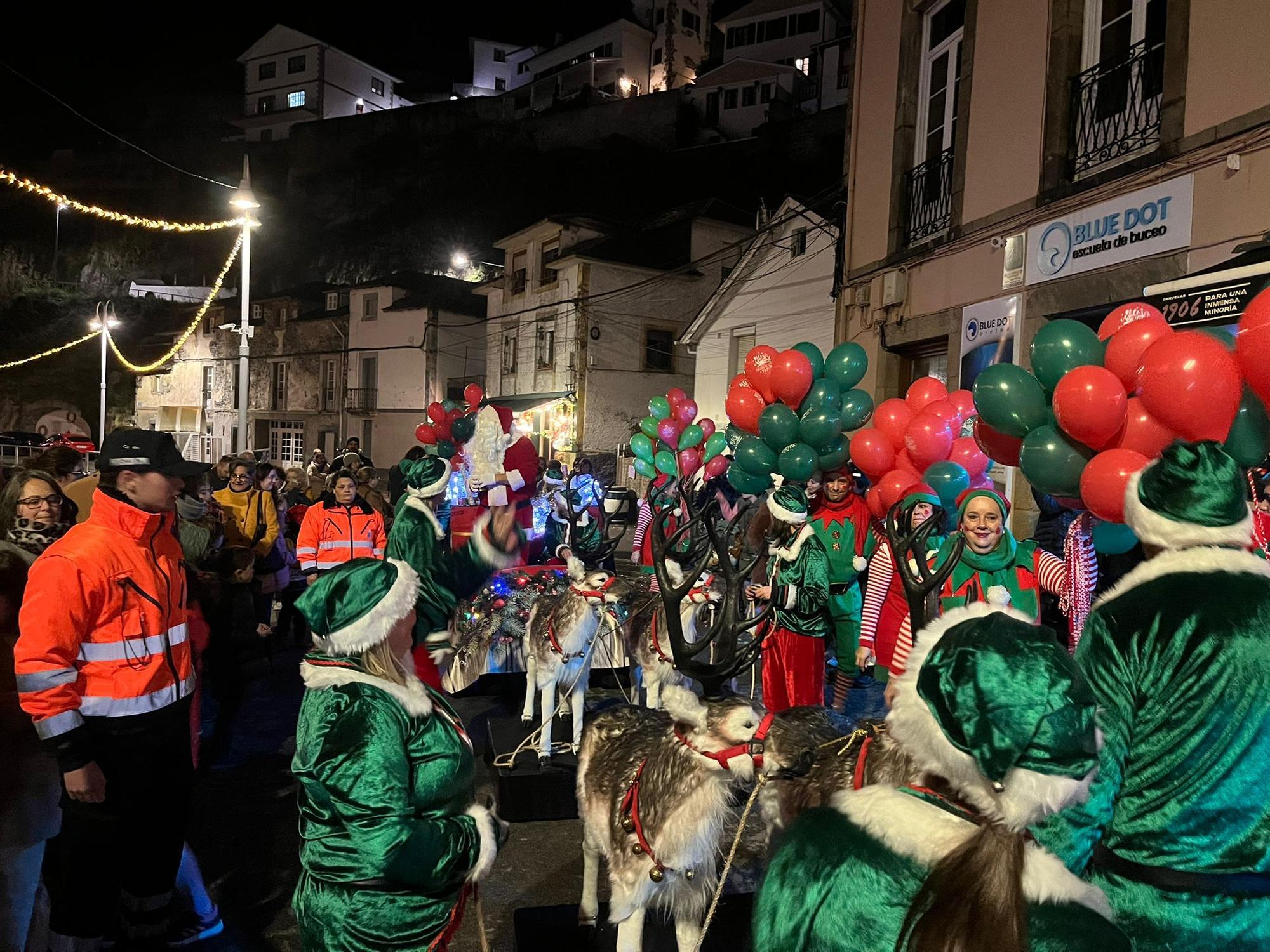 En imágenes: El espectacular desfile de Papá Noel por las calles de Luarca