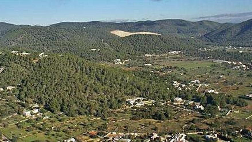 Vista aérea de parte de Sant Josep, municipio donde se localizan las obras denunciadas.