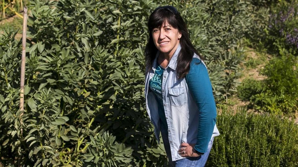 Ana Herreros, junto a una de las parcelas de los huertos inclusivos de Can Pinyol.