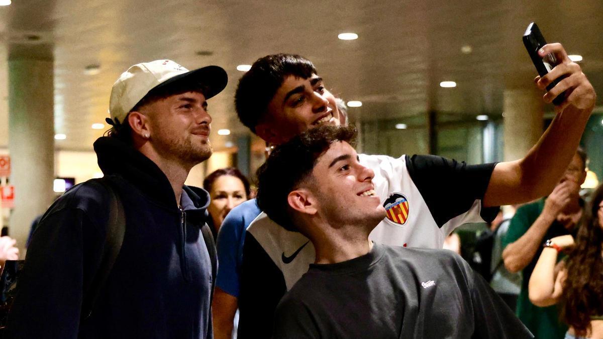 Harvey Elliott ya está en Valencia