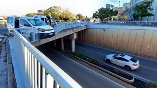 Espectacular accidente en Castelló: una furgoneta, a punto de caer al vacío