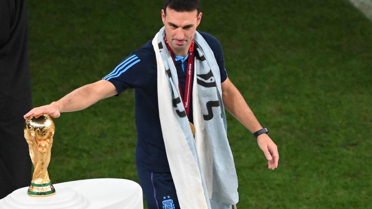 Argentiniens Trainer Lionel Scaloni berührt den WM-Pokal bei der Siegerehrung.