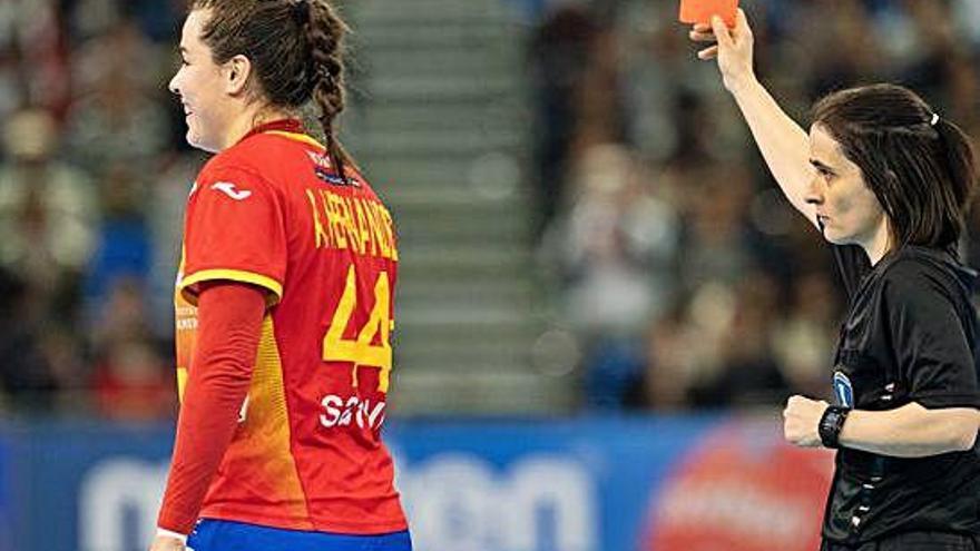 La árbitra enseña la tarjeta roja a la jugadora española Ainhoa Hernández.