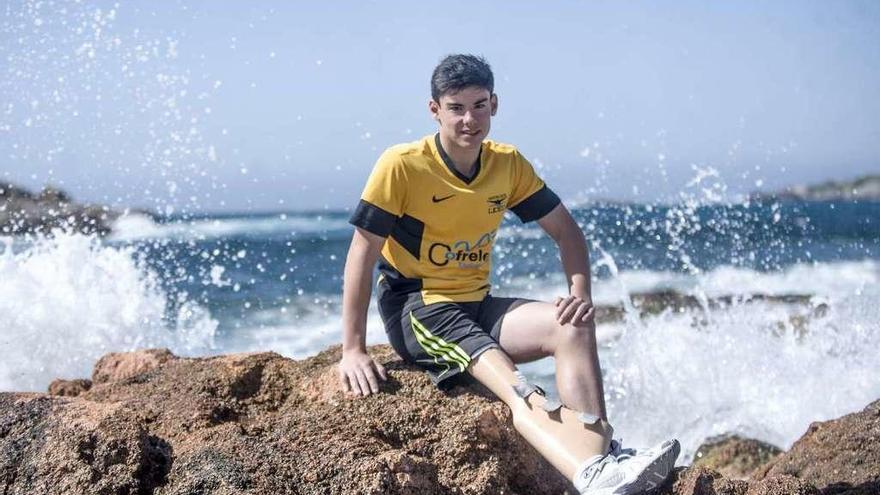 Jacobo Garrido, del club Liceo de natación, posa para la foto.