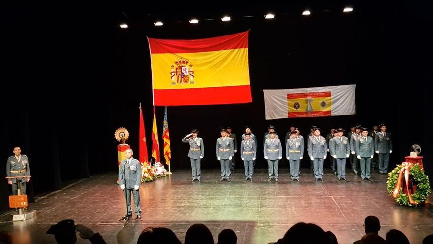Un Guardia Civil asturiano canta el himno valenciano... y sorprende al público