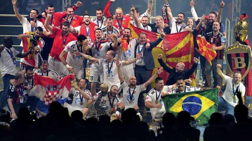 Los jugadores del Vardar macedonio festejan su título tras ganar la final ante el PSG. // Sascha Steinbach