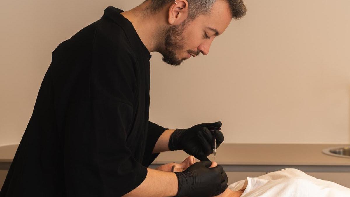 El doctor Paule aplica tratamiento estético a una de sus pacientes.