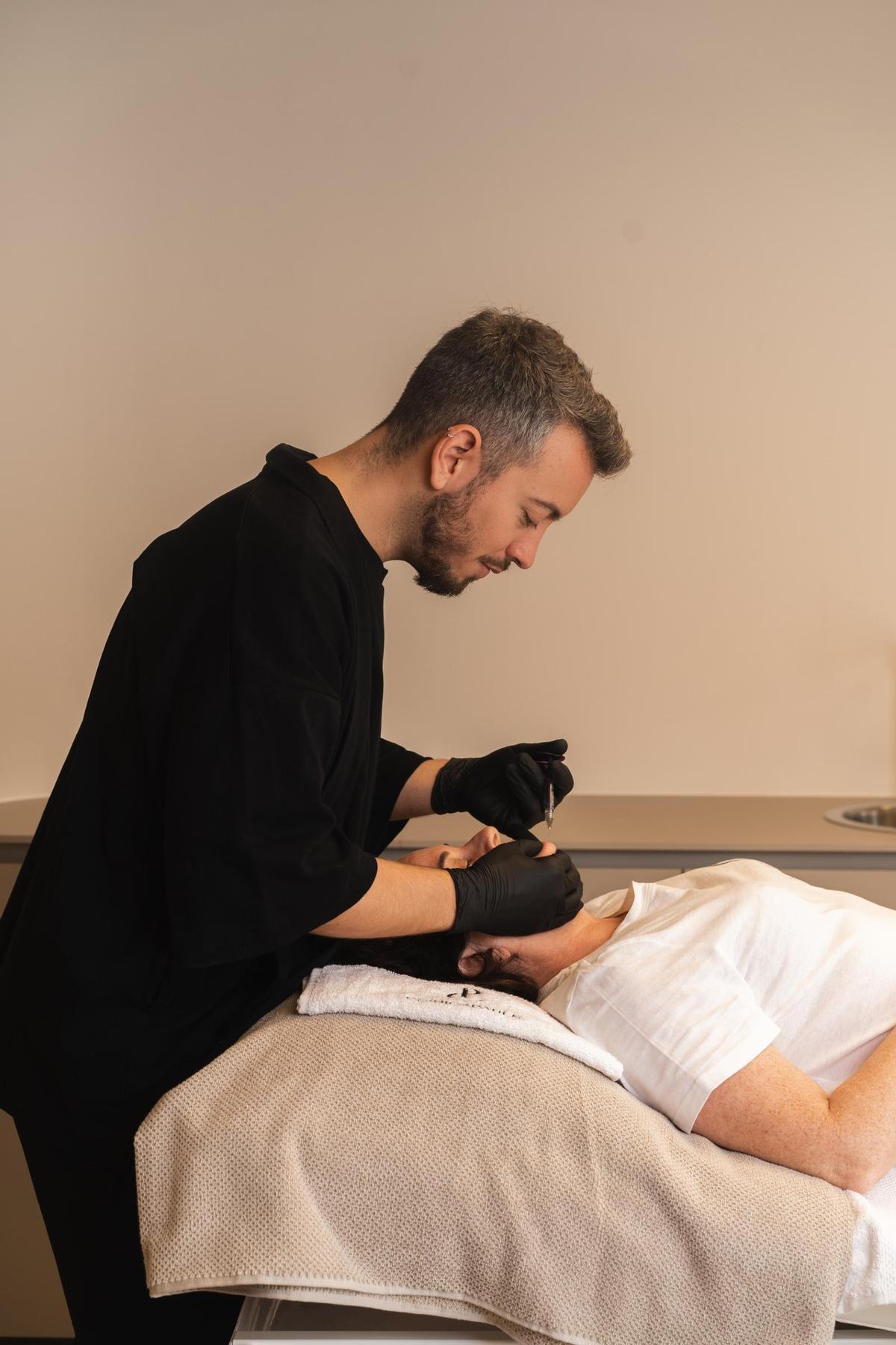 El doctor Paule aplica tratamiento estético a una de sus pacientes.