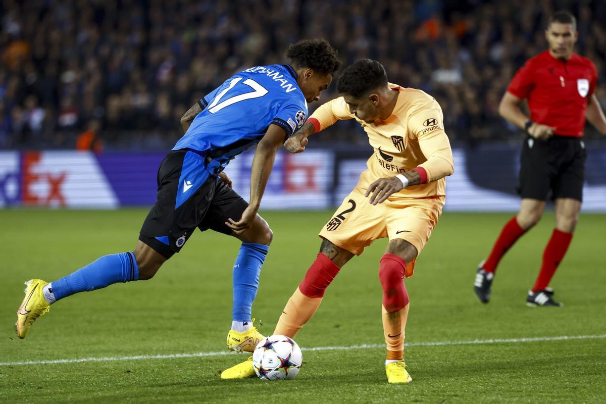 Bruges (Belgium), 04/10/2022.- Tajon Buchanan of Club Brugge (L) of Brugge in action against Jose Maria Gimenez of Atletico Madrid (R) during the UEFA Champions League group B soccer match between Club Brugge and Atletico Madrid in Bruges, Belgium, 04 October 2022. (Liga de Campeones, Bélgica, Brujas) EFE/EPA/Stephanie Lecocq