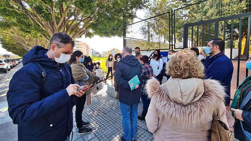 Momento de la concentración que tuvo lugar ayer frente al CEIP Luis Buñuel.