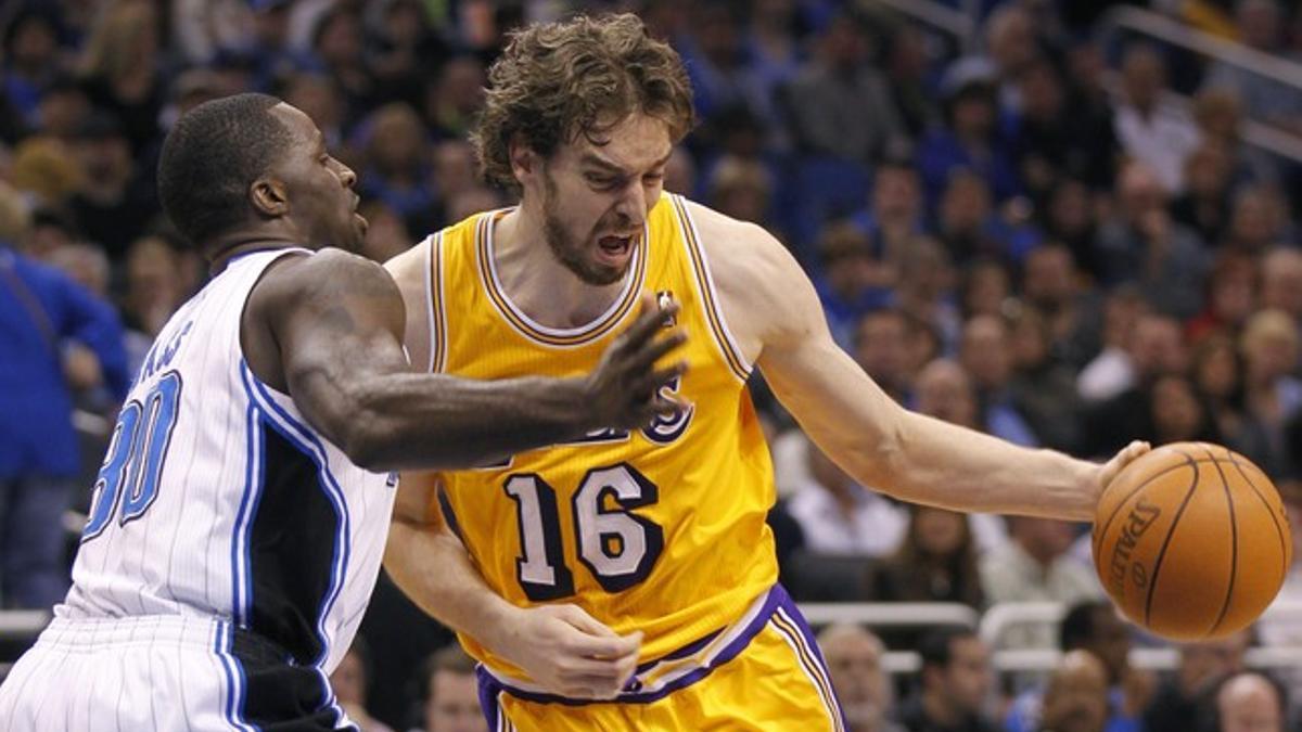 Pau Gasol se escapa de Brandon Bass, de los Magic, el domingo, en Orlando.