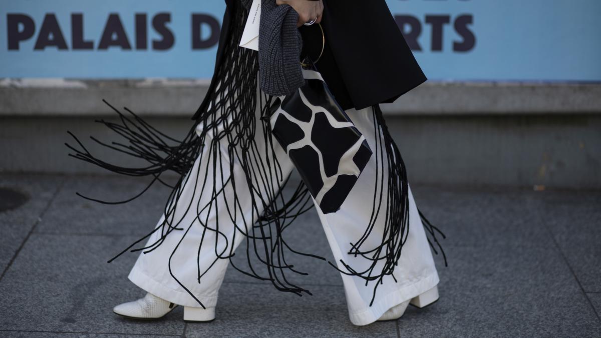 El vestido de Zara que reúne las dos tendencias de esta primavera: el punto y los flecos