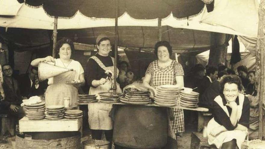 Un puesto de pulpeiras en O Carballiño en el año 1950. // FdV