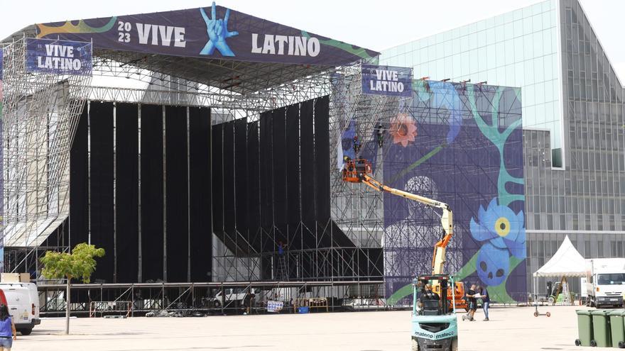 Chueca y Azcón visitan los últimos preparativos del Vive Latino