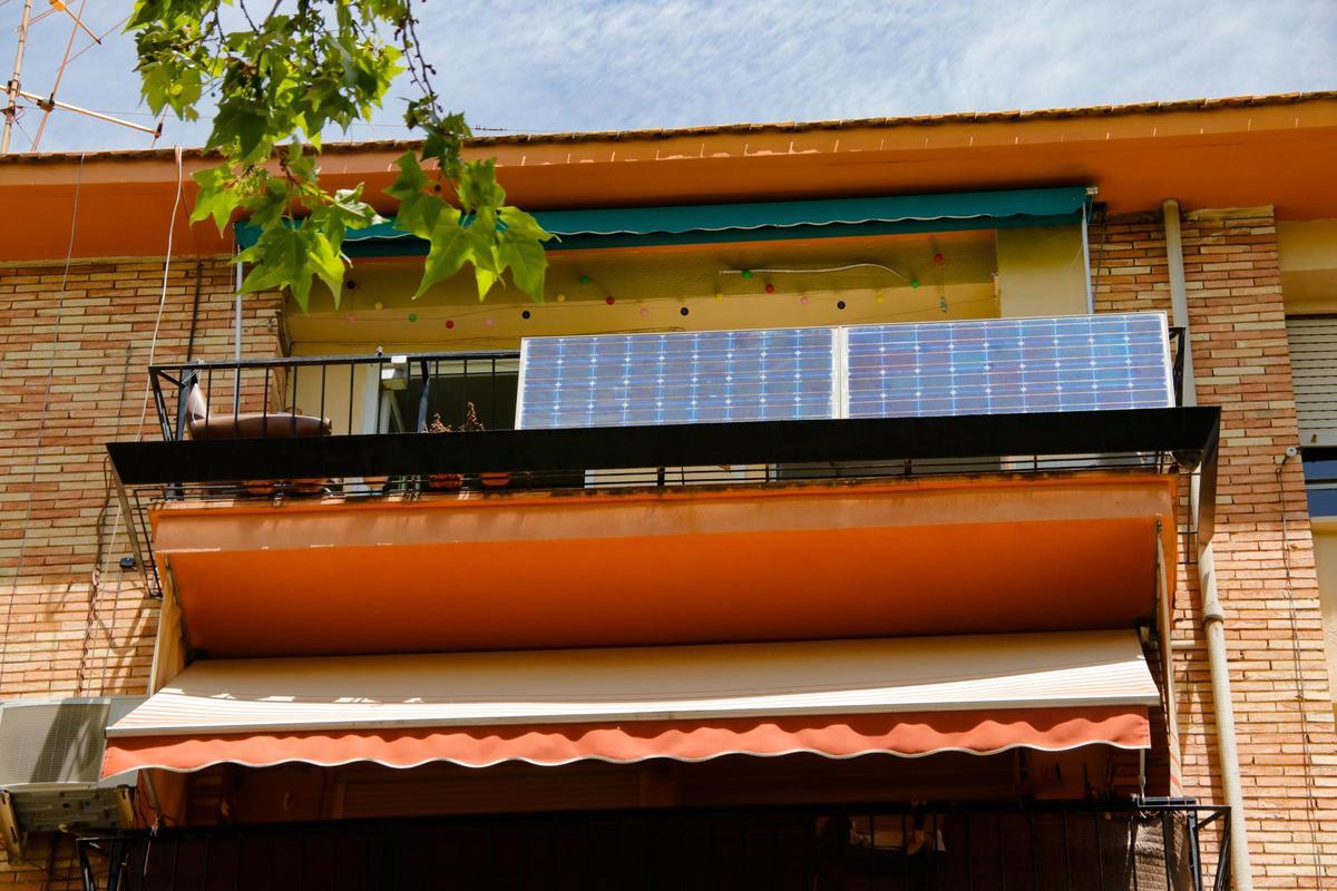Placas solares en un balcón en Alcoy.