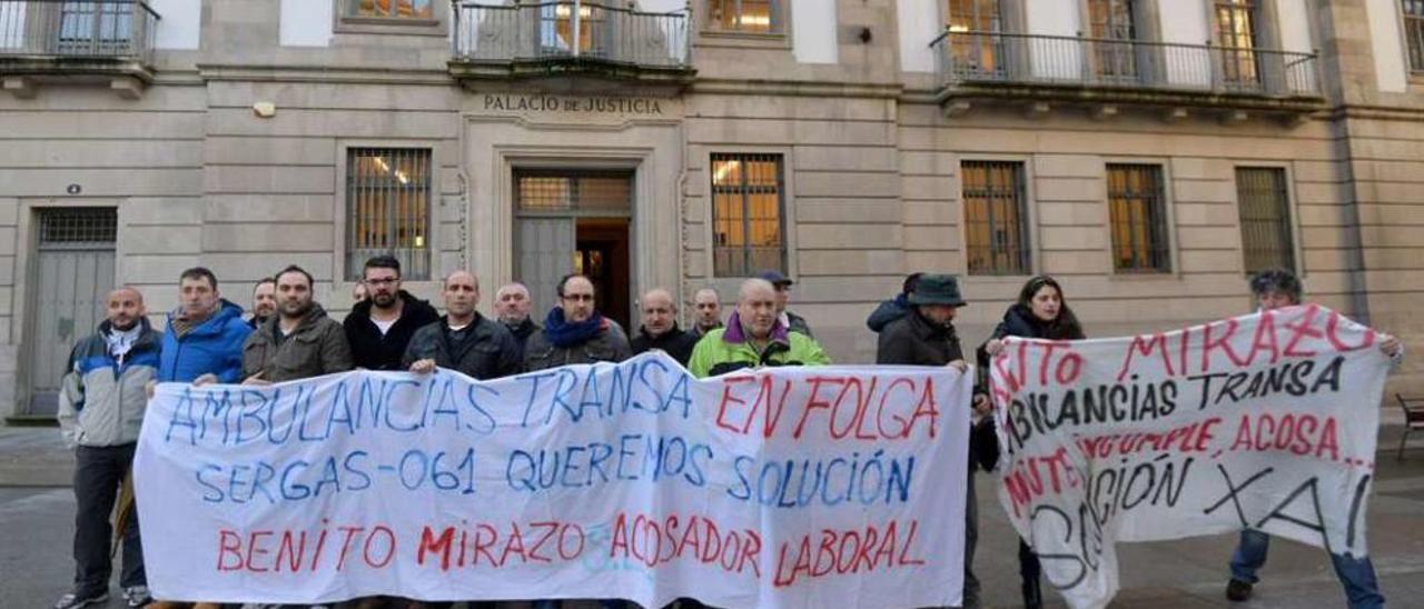 Una concentración de los trabajadores de Transa en las puertas de la Audiencia. // Gustavo Santos