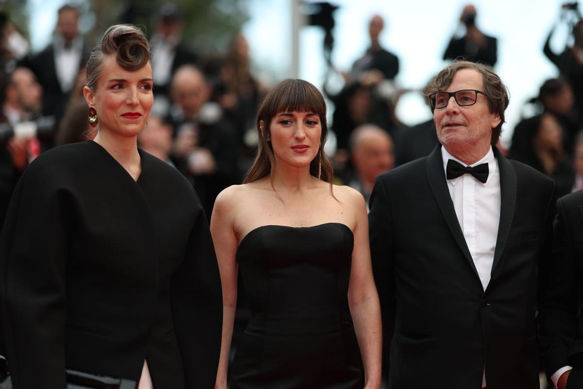 CANNES (France), 13/05/2025.- (L-R) Amelie Bonnin, Juliette Armanet and Francois Rollin attend the 'Partir Un Jour (Leave One Day)' screening and opening ceremony of the 78th annual Cannes Film Festival, in Cannes, France, 13 May 2025. The film festival runs from 13 to 24 May 2025. (Cine, Francia) EFE/EPA/MOHAMMED BADRA